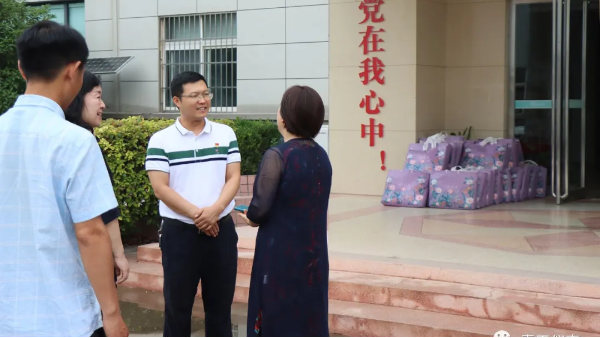 祥符区总工会走访蜜桃AV在线免费播放伟业开展夏日送清凉活动